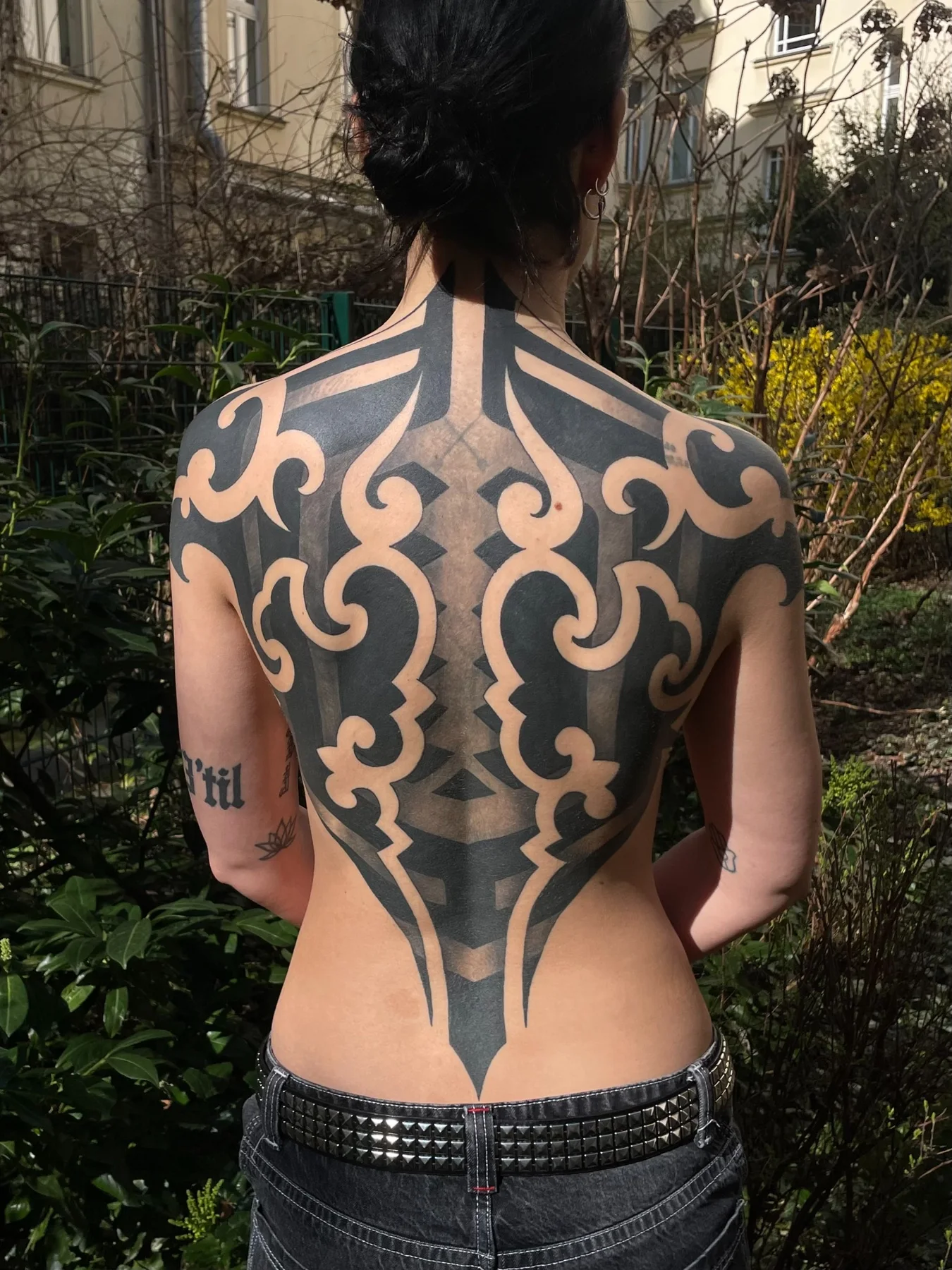 Large-scale blackwork backpiece by Matilde Nix